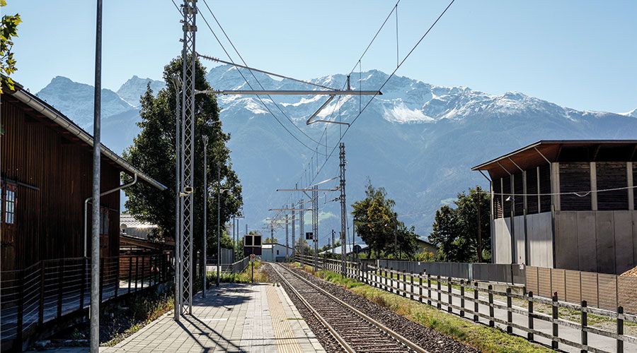 Die Oberleitung unter Strom: Ausgeklappte Seilträger in Schluderns