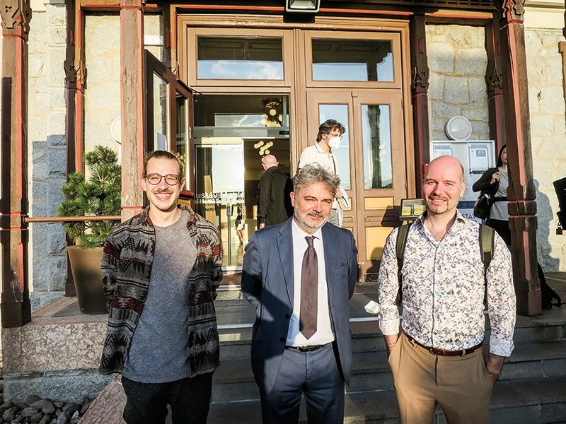 Bei den Gustav Mahler Musikwochen in Toblach gab es am 19. Juli zwei Aufführungen junger Südtiroler Komponisten, davon eine Uraufführung von Simon Öggl aus Schlanders. V. l.: Simon Öggl, Peter Paul Kainrath, seit Jänner 2020 Intendant vom Klangforum Wien, Hannes Kerschbaumer