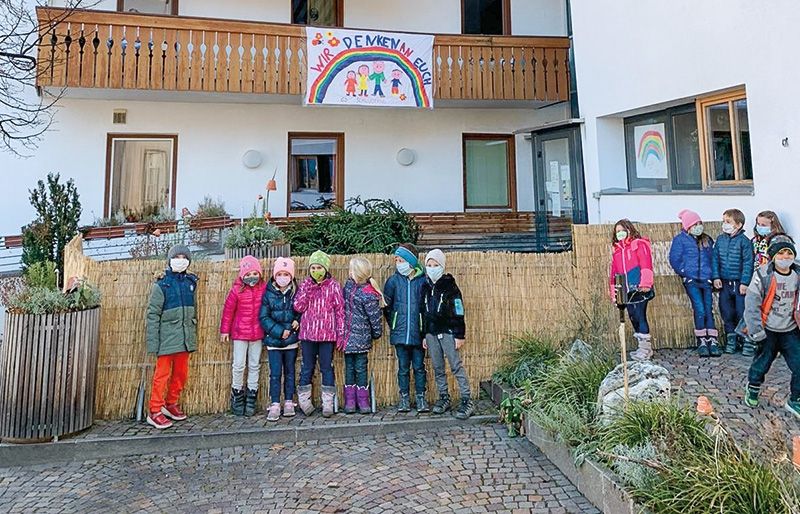 Die Grundschulkinder vor dem Schludernser Altenheim