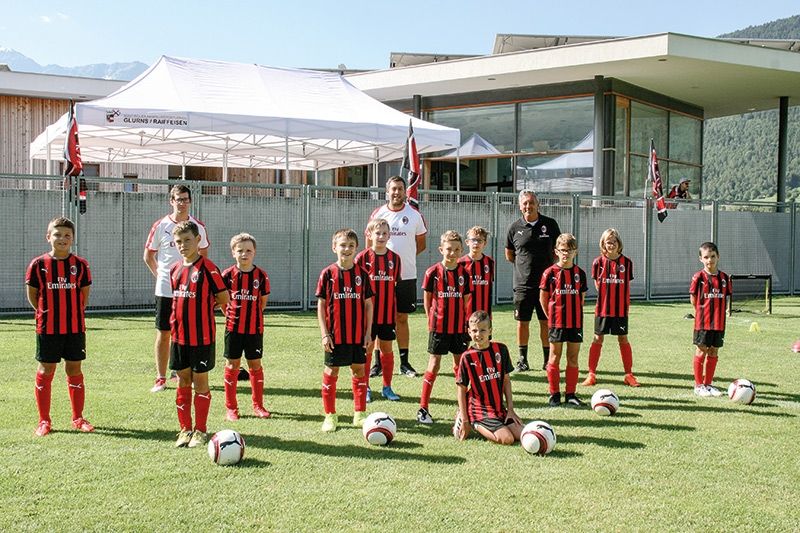 Eine Trainingsgruppe auf der Glurnser Sportanlage