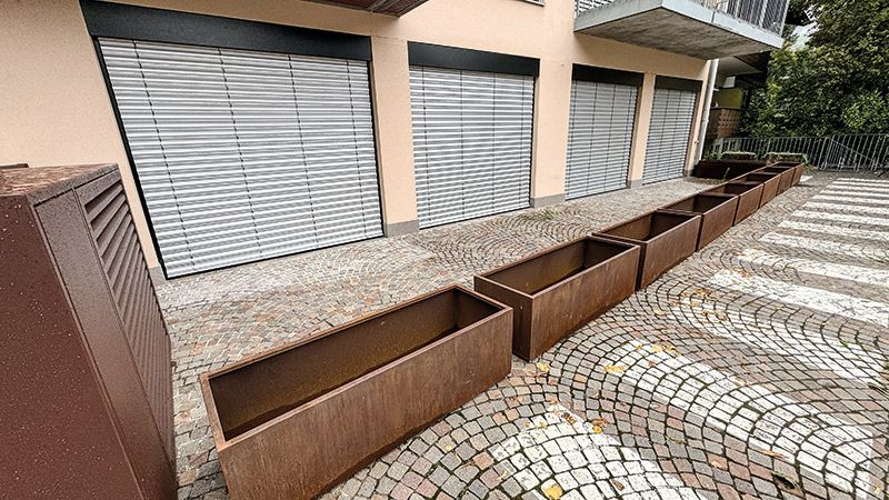 Was haben sich die Schlanderser Gemeindeväter wohl dabei gedacht?: Leere Blumentröge vor verriegelten Fenstern: Ärzte willkommen in Schlanders.