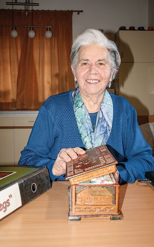 Lydia Grassl Kaufmann, geb. 1936, Laas. Das Holzkästchen, das ihr Vater im August 1945 aus seiner Gefangenschaft in Amerika mitgebracht hatte, hütet sie sorgsam, genauso wie seine Briefe.