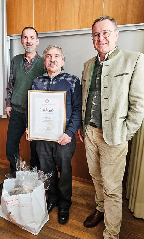v. l.: Arge Volkstanz Bezirksleiter Norbert Kofler, der Geehrte Josef Stricker, der 2. Vorsitzende der Arge Volkstanz Klaus Tappeiner