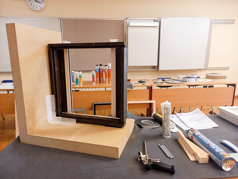 Seit der Genehmigung der Beruflichen Qualifikation „Fenstermonteur“ durch die Landesregierung 2018 haben 60 Fenstermonteure nach Ausbildung und bestandener Prüfung ihr Zertifikat erhalten. Der nächste Lehrgang startet voraussichtlich im Frühjahr 2023.