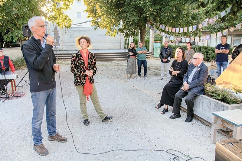 Peter Erlacher und die Desings-Studentin Caterina Laruccia, rechts Astrid Pichler und Alt-BM Walter Weiss; im Hintergrund Gabi Hofer, Florian Verdorfer und Werner Höllrigl vom BA Naturns