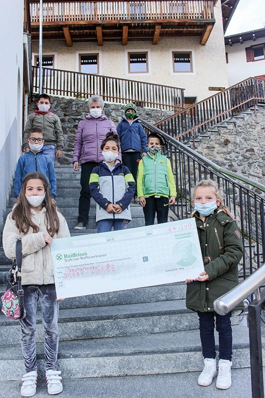 Kinder bei der Übergabe des gesammelten Geldes