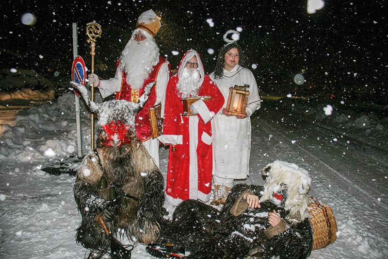 Der Nikolaus ist im Schneetreiben in Schluderns unterwegs