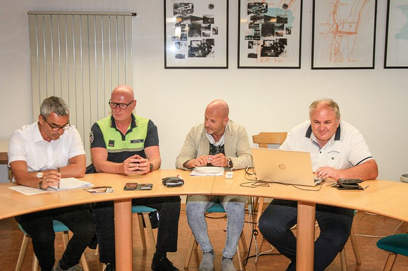v. l.: der Grauner BM Franz Prieth, Ortspolizist Klaus Obwegeser, Kommandant Christian Carli und Gemeindesekretär Georg Sagmeister: „Wenn alles scheps geht, sind wir gerüstet.“