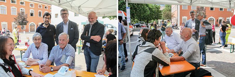 Gustav Thöni beim Blutdruckmessen in Schlanders, links neben Thöni Andreas Fabi; im Hintergrund v.l.: der Facharzt Stefano Barolo, und die Primare Oreste Pieramico und Robert Rainer rechts: Parallelmessung von BM Dieter Pinggera und Primar Robert Rainer
