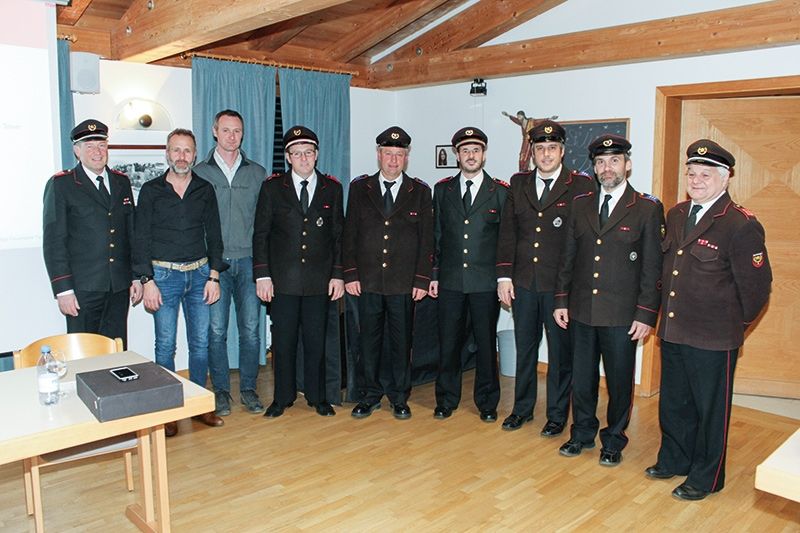 v.l.: Bezirksfeuerwehrpräsident Manfred Thöni, Präsident der Eigenverwaltung Tartsch Lorenz Egger, VizeBM Josef Thurner, Kommandant- Stellvertreter Robert Telser, Gerätewart Martin Eberhöfer, Kommandant Martin Telser, Schriftführer Norman Punter, Kassier Andreas Telser und Abschnittsinspektor Karl Josef Angerer