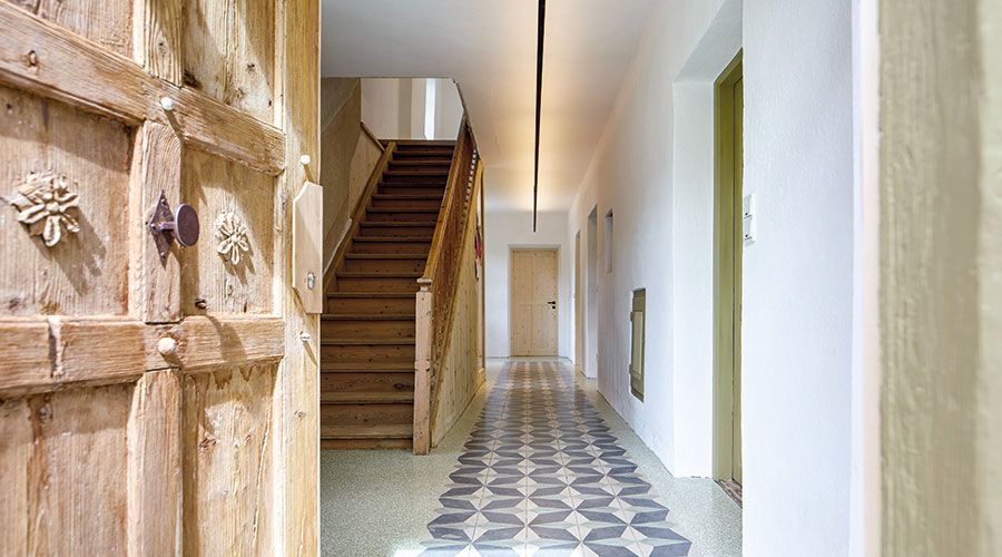 Sanierung Alter Widum Tartsch von Architekt Christian Kapeller Jury-Statement: „Erhalten ist hier keine Nostalgie, sondern Haltung....In der langen Geschichte dieses Hauses liegt kein Ende, sondern ein Übergang.“ Foto: Renè Riller