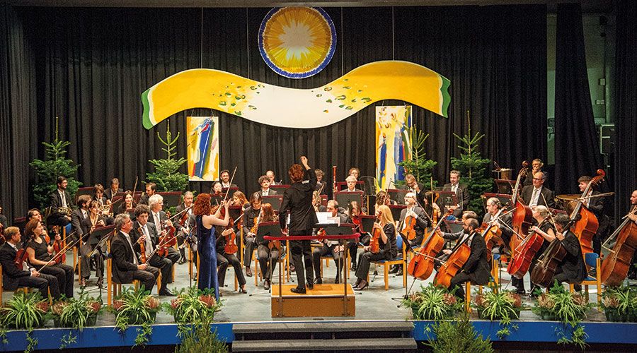 Über 200 Musikfreunde kamen in den großen Saal des Bürger- und Rathauses von Naturns, um dem Haydn-Orchesters von Bozen und Trient zu lauschen.