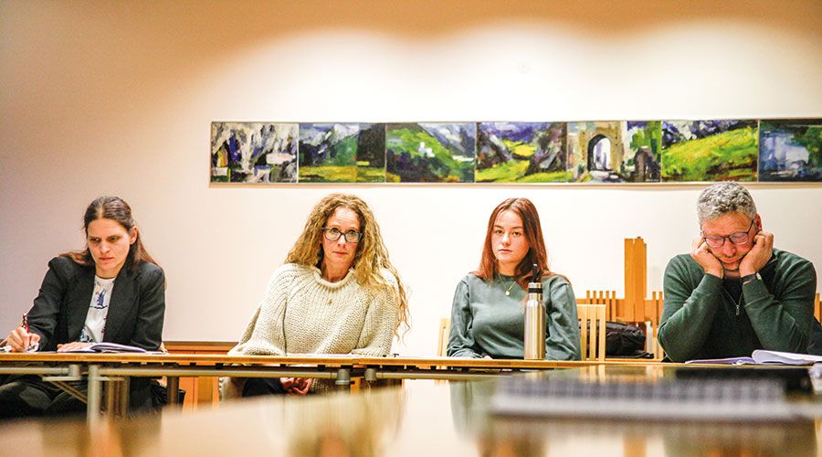 Beleben den Bezirksrat neu v. l.: Karin Meister (vertritt als STF-Gemeinderätin von Schlanders die politische Minderheit) Dunja Tassiello (vetritt die italienische Sprachgruppe), Nora Reiner (Gemeinde Mals) und Thomas Pichler (Gemeinde Latsch)