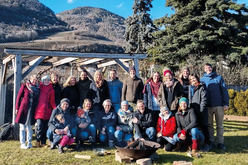 Vorstand, Gründervereine, Freunde und Interessierte am Gründungstag auf dem Kräutererbe Bacherhof in Nals (Bildrechte: Avanì – Dachverband für Naturpädagogik)