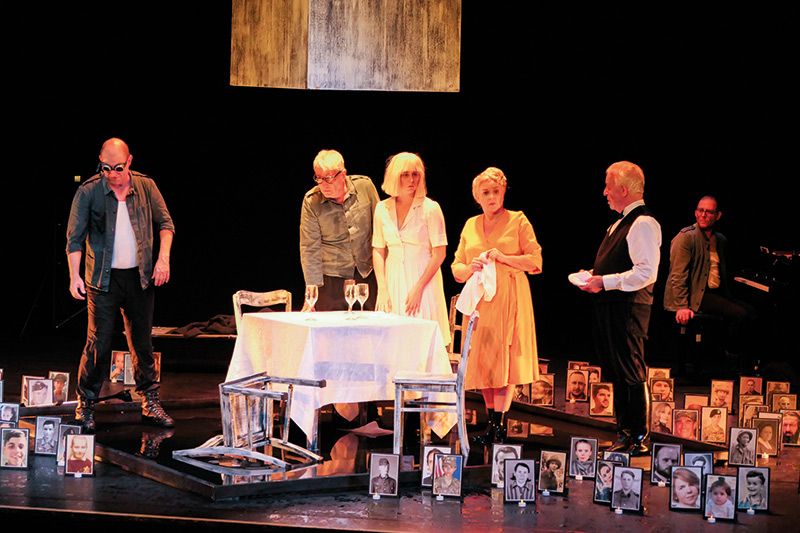 „Draußen vor der Tür“, ein Antikriegsdrama von Wolfgang Borchert, hervorragend inszeniert und gespielt vom Hessischen Landestheater Marburg am 8. Oktober im Kulturhaus von Schlanders.