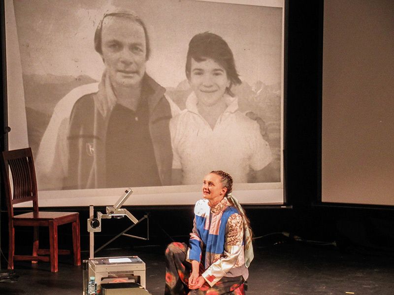 Auf Einladung des Südtiroler Kulturinstituts präsentierte das Volkstheater Wien den Monolog „Heldenplätze“ von Calle Fuhr mit der Südtiroler Schauspielerin Gerti Drassl.