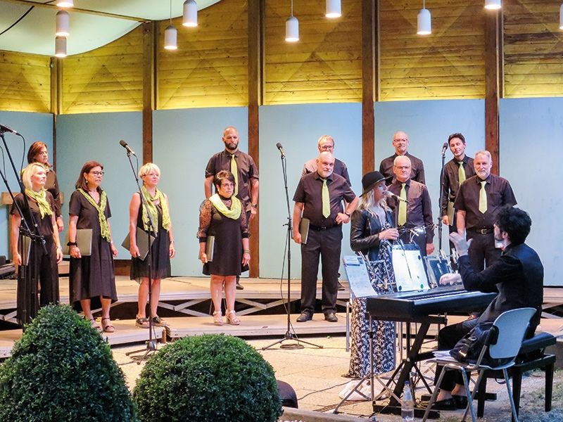 Die Joyful Singers hatten nach der langen Pause wieder einen Auftritt. Vor einem begeisterten Publikum sangen sie ihre lebendigen Lieder, begleitet vom Trompeter Rupert Seidl und der Sängerin ElisaLeen.