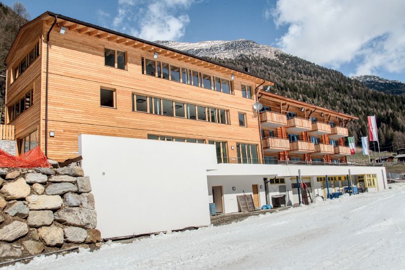 das Jugendhaus ist durch die zurückhaltende Architektur und durch die Holz-Fassadenverkleidung an den Bestand angepflegt.