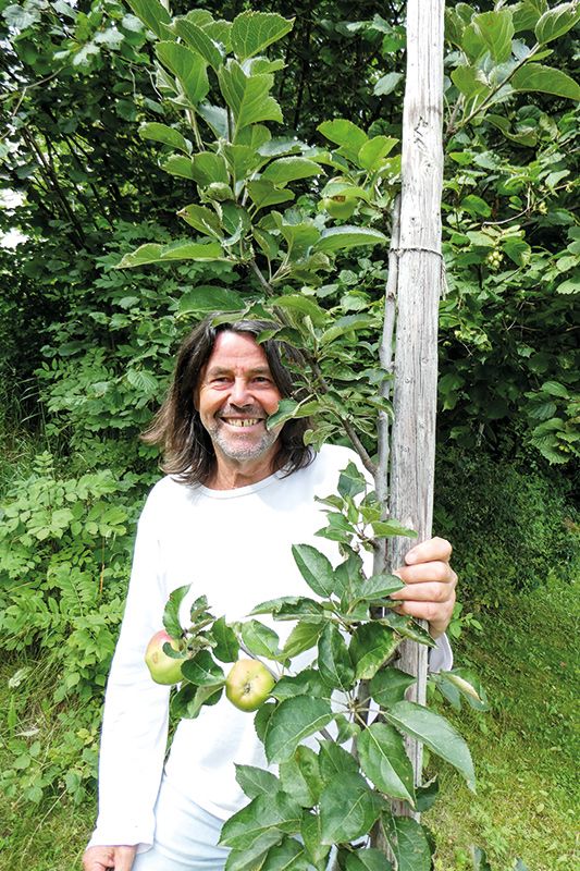 Erwin Dariz und die Kanadarenette, die er vor drei Jahren gesetzt hat. Der Apfelbaum trägt heuer drei Früchte.