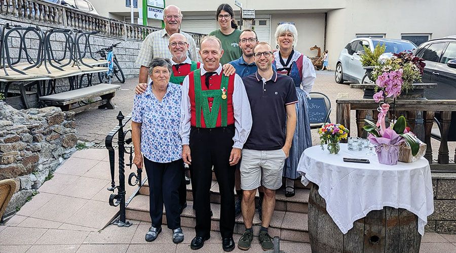 Inmitten der Familie (links) und inmitten der Burgeiser Singgemeinschaft: der Chorleiter und Verdienstmedaillenträger Karl Josef Moriggl