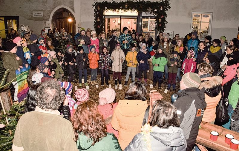 Die Grunschulkinder von Laas sangen am Hauptplatz Advent- und Weihnachtslieder.