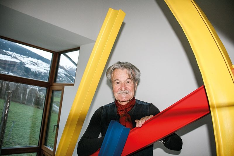 Walter Habicher, geb. 1945, Laatsch/Algund. Von seinem Sinn für Kunst zeugt das außergewöhnliche Stiegenhaus-Geländer, das ihm sein Neffe, der Künstler Eduard Habicher, geschaffen hat.