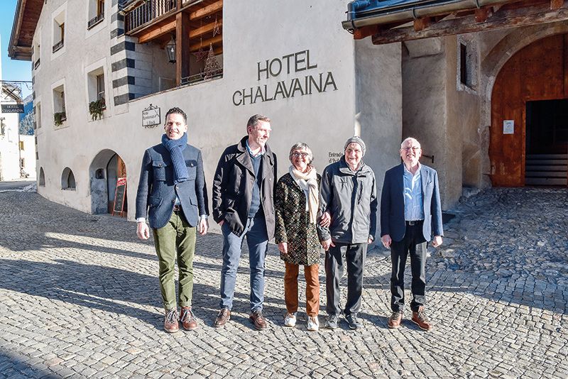 v. l.: Uli Veith, Geschäftsführer der Stiftung Pro Kloster St. Johann in Müstair, Giorgio Gadola, Präsident der neu gegründeten Stiftung Chasa Chalavaina, Pia Annen und Jon Baptist Fasser, bisherige Hoteliers der Chasa Chalavaina und Jürg Guggisberg, Mitglied des Stiftungsausschusses der Stiftung Pro Kloster St. Johann in Müstair