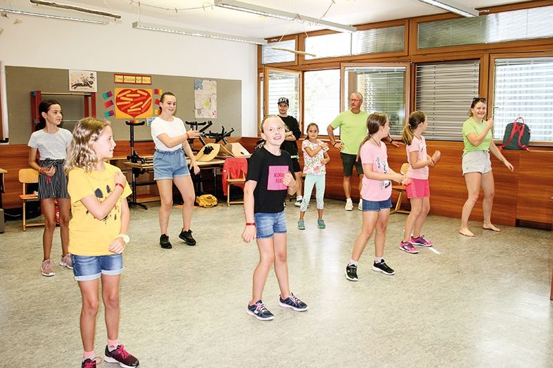 Bewegung und Tanz im Corona- Abstand bei beschwingter Musik im Klassenraum der Grundschule von Schluderns