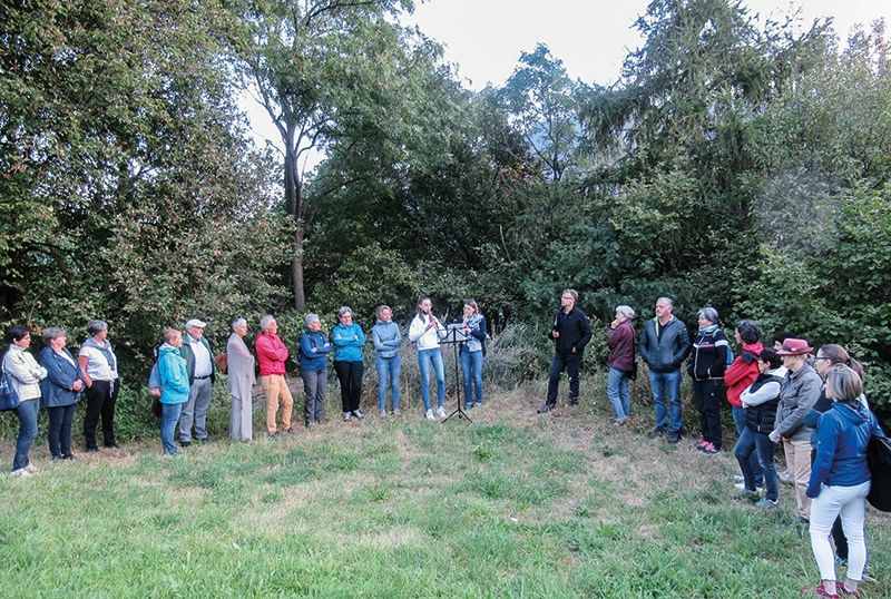Rund 20 Personen beteiligten sich am Morgenspaziergang durch die Lauben und entlang von Feld- und Wiesenwegen, vorbei an Kapellen, Kirchen und Wegkreuzen mit verschiedenen Heiligen. Christof Anstein las an den Haltepunkten Heiligenlegenden vor, Musik gab es von Sophia Sagmeister und Judith Felderer.