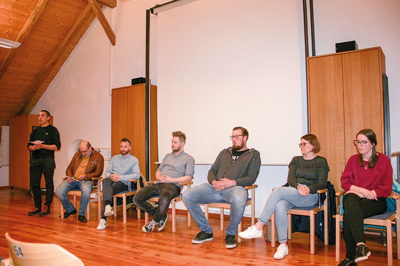 v. l. Martin Unterer (Moderator), David Frank, Thomas Ortler, Peter Bertagnolli, Ulrike Strimmer und Sara Fleischmann am Podium beleuchteten das Leben in Glurns und nennen ihre Wünsche
