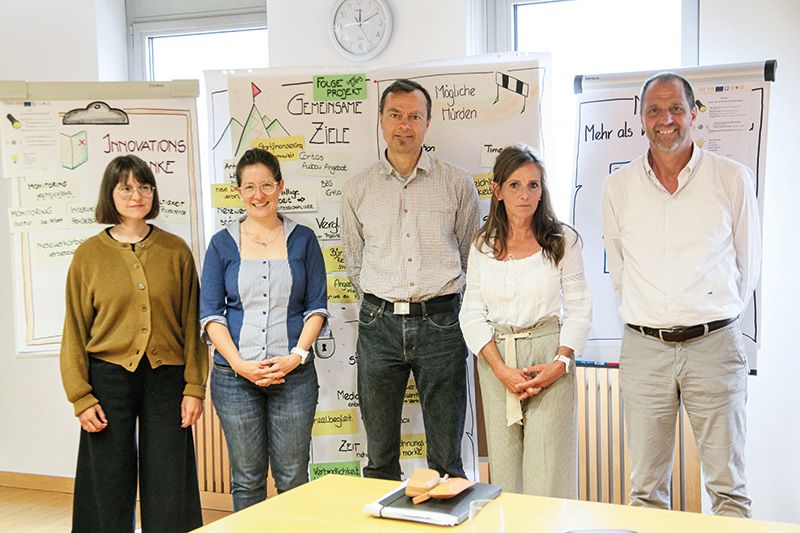 v. l.: Johanna Mitterhofer (EURAC), Projektleiterin Barbara Wopfner, Leonhard Voltmer (Caritas), die Direktorin der Sozialdienste in der Bezirksgemeinschaft Vinschgau Karin Tschurtschenthaler und Josef Günther Mair (GRW Sarntal)