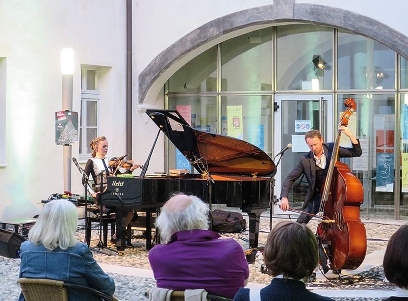 Im Rahmen des Südtiroler Jazzfestivals gab es am 2. Juli ein Konzert im Innenhof der Schlandersburg. Angesagt waren Musik und Gesang aus Estland, mit großer Leidenschaft vorgetragen von der Sängerin und Klavierspielerin Kadri Voorand und dem Bassisten Mihkel Mälgand.