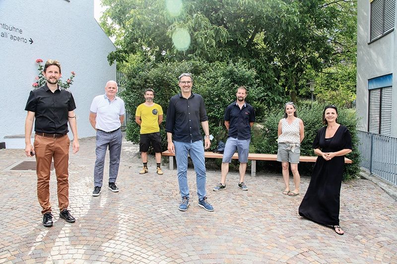 Der Naturnser Gemeindeausschuss mit LH v. l. : BM Zeno Christanell, Helmut Müller, Florian Gruber, LH Arno Kompatscher, Michael Ganthaler, Barbara Pratzner und Astrid Pichler: Der LH war wegen der Vielfalt der Projekte in Naturns angetan