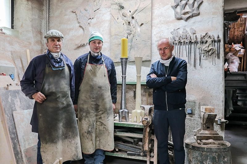 Peter Tscholl, der Obmann des Imkervereins Latsch (rechts im Bild) in der Kunstgießerei in Marling mit dem Modell und der neu gegossenen Ortsgruppenkerze.