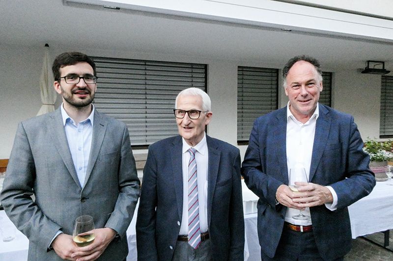 Die drei Autoren v. l. David Fliri, Hermann Theiner und Leo Andergassen beim Pflichtumtrunk im Hof des Annenbergheimes Latsch