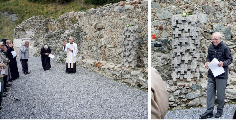 Abt Markus bei der Segnung des Gedenksteins; rechts Rolf Castell aus München