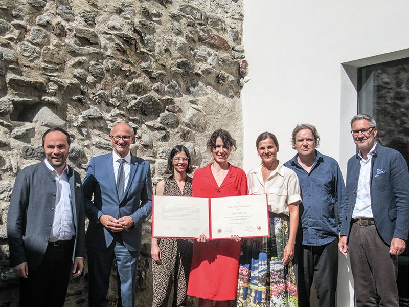 Seit 2010 wird der Paul-Flora-Preis abwechselnd in Innsbruck und in Glurns an junge Künstler:innen verliehen. 2023 war die Preisverleihung wieder in Glurns. V. l.: LR Philipp Achammer, LH Anton Mattle, Nina Tabassomi, Sophia Mairer, Sabine Gamper, Andreas Flora und LH Arno Kompatscher