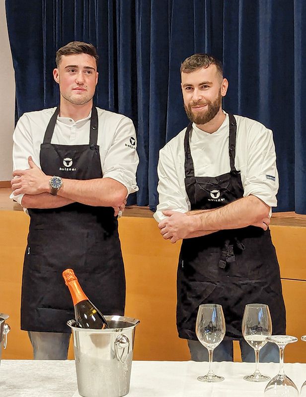 Nico Riedl, 22 (links), und Martin Tschenett, 29, bei der Eröffnung der ersten Ethical Beef Night im Kultursaal Tschengls