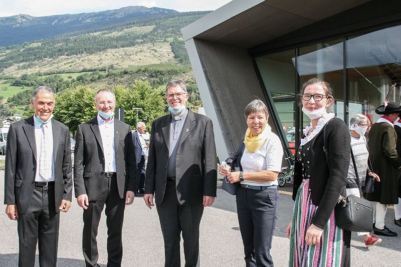 v.l. Martin Baldauf (stellvertretender Pfarrgemeindepräsident Glurns), Dekan Stefan Hainz, Pfarrer Werner Mair, Karin Klotz (Pfarrgemeinderatspräsidentin Schluderns) und Kathrin Hohen- egger (Pfarrgemeinderatspräsidentin von Taufers i. M.)