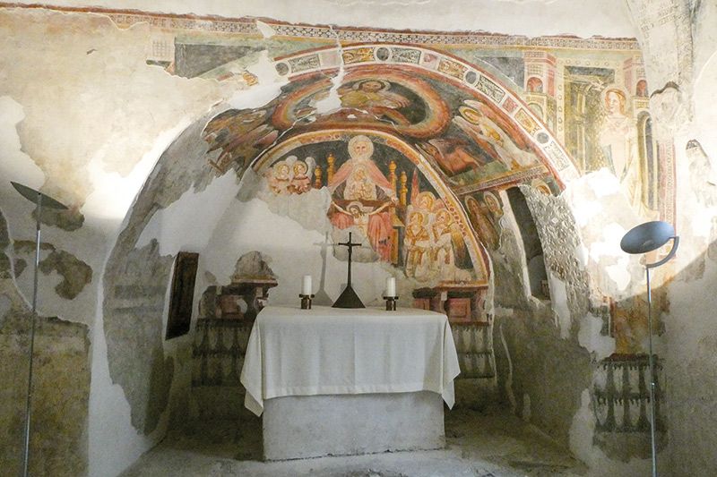 Die Fresken in der Altarnische entstanden um 1390/1400. Die ausführende Werkstatt ist eng mit dem sog. „Urbansmeister“ verwandt, der um 1390 in der Bozner Pfarrkirche Szenen aus dem Leben von Papst Urban V. malte.