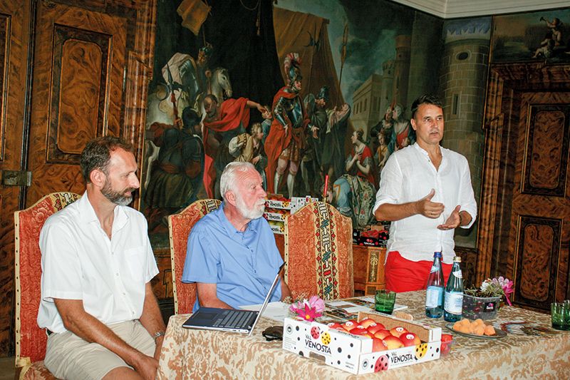 Vorstellung der Ritterspiele 2022 in der Churburg v.l. Programmkoordinator Mirko Stocker, Graf Johannes Trapp und der Präsident des Vereins Südtiroler Ritterspiele Edwin Lingg