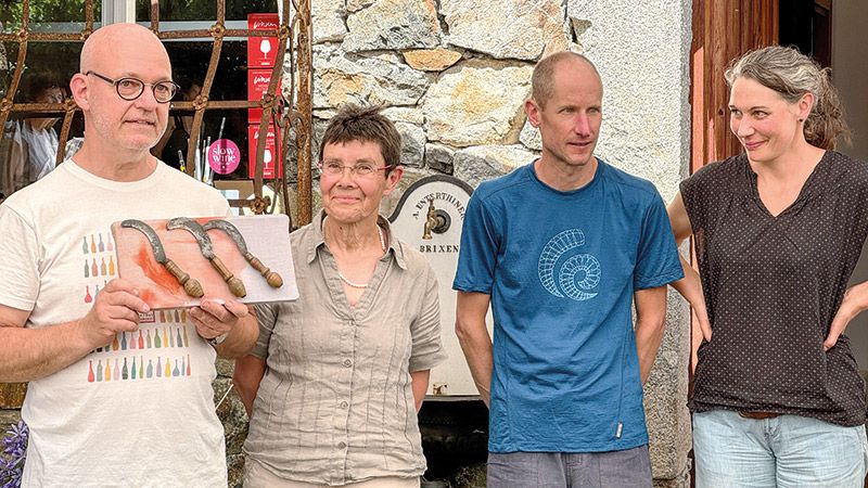 Hofübergabe v. l.: Martin und Gisela Aurich überreichen am Unterortlhof drei „Reber“ an Raphael und Christine Burki