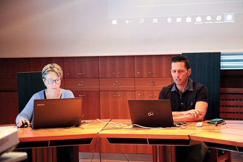 Die Malser Gemeindesekretärin Monika Platzgummer Spiess und BM Ulrich Veith: „Es hat nie eine Gegenüberstellung der beiden Modelle gegeben.“