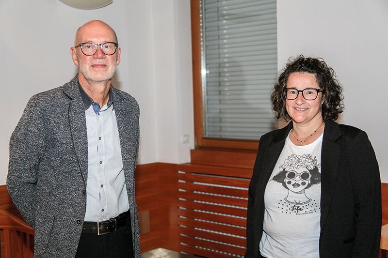 Der Präsident des Verwaltungsrates vom Martinsheim Mals Konrad Raffeiner und die Direktorin Roswitha Rinner