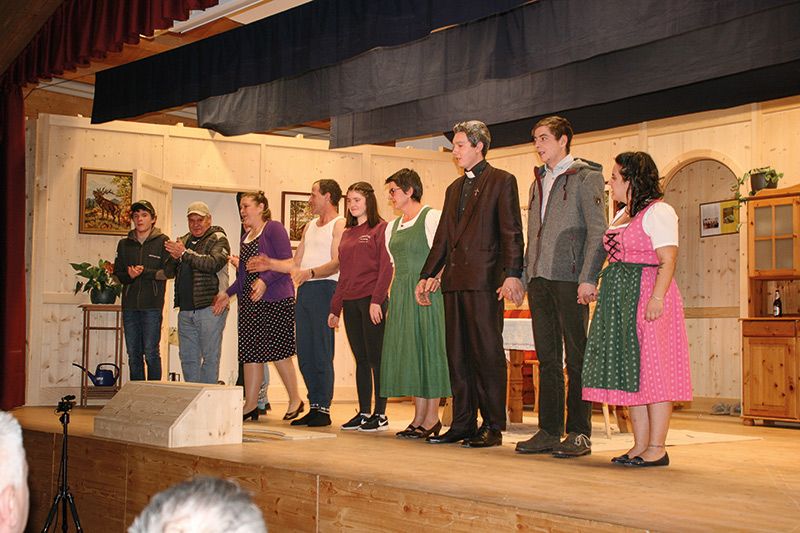 Sie genießen den Applaus des Publikums nach gelungener Premiere: v. l. Simon Thanei, Gotthard Theiner (Regisseur), Iris Habicher, Hubert Salutt, Patrizia Salutt, Petra Gunsch, Jonathan Stecher, Florin Gunsch und Tabea Heinisch