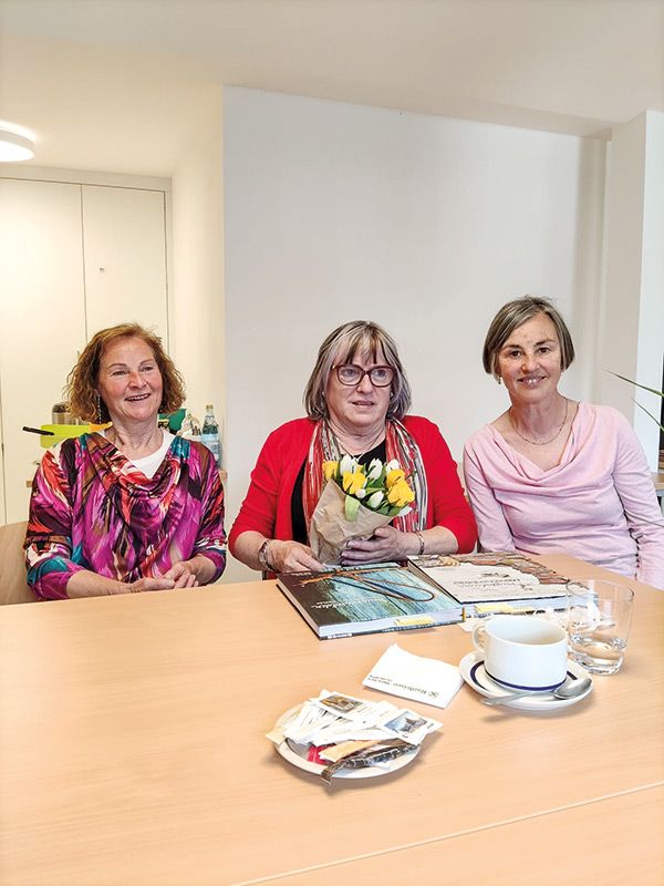 v. l. Charlotte Holzer (KVW), Magdalena Dietl Sapelza (Autorin Menschenbilder), Walburg Tschenett (Öffentliche Bibliothek Stilfs)