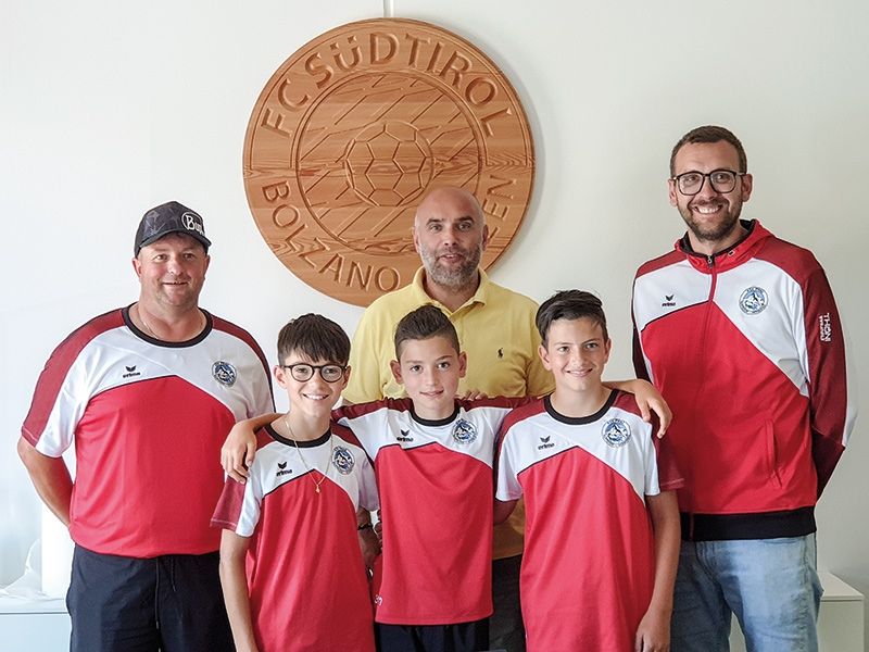 Vinschger Fußballtalente trainieren beim FC-Südtirol vorne v.l. Leo Mazagg, Noah Zischg, Sandiro Fahrner, hinten v. l. Hans Daniel Fahrner, Alex Schraffl (FC-Südtirol) und Marco Hoffer (ASV-Prad)