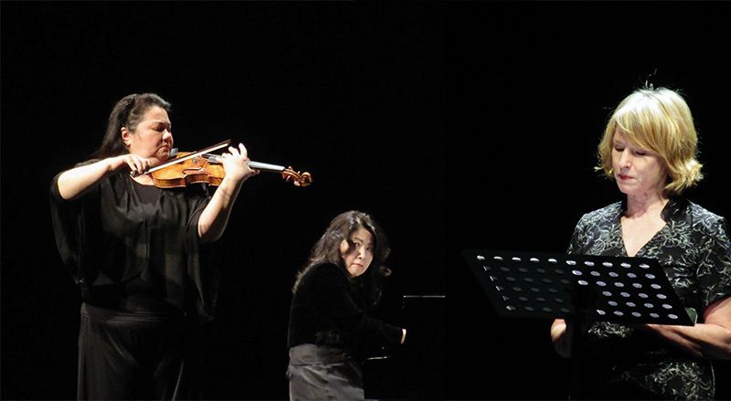 Alma Rosé - Das Leben einer Künstlerin. Vorgetragen am 3. April von der Schauspielerin Corinna Harfouch, begleitet von Musik der Violinistin Latica Honda-Rosenberg und der Pianistin Hideyo Harada.