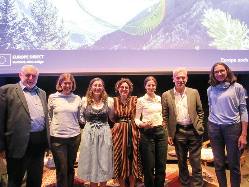 Landwirtschaft von morgen – a gmahnte Wies?, lautete die Diskussionsrunde in Schlanders, moderiert von Martha Gärber und Katharina Thurin von der Landesabteilung Europa. Zu Beginn spielte die Band „Kraut + Ruabm“. Anschließend gab es regionale Häppchen vom Greiterhaus. v. l.: Franz Fischler, Martha Gärber, Anja Matscher Theiner, Kathrin Plunger, Katharina Thurin, LR Arnold Schuler, Gerda Platzgummer Wellenzohn.