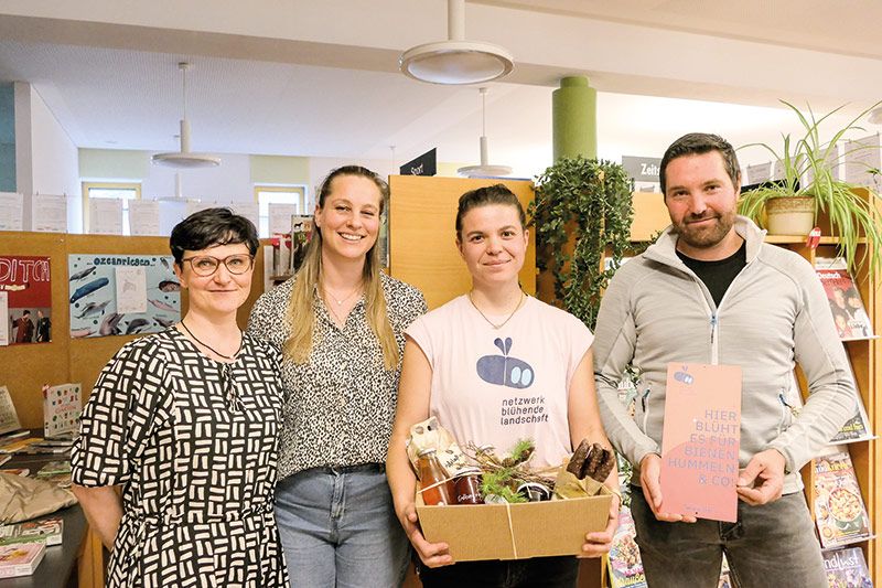 Vortrag über das Projekt „Blühende Landschaft“ in der Bibliothek in Prad. V. l.: Marion Eberhöfer (Bibliotheksleiterin), Daniela Kobler (Bildungsausschuss), Klara Hansen (Referentin und Projektmanagerin), Kurt Agethle (Gemeindereferent)
